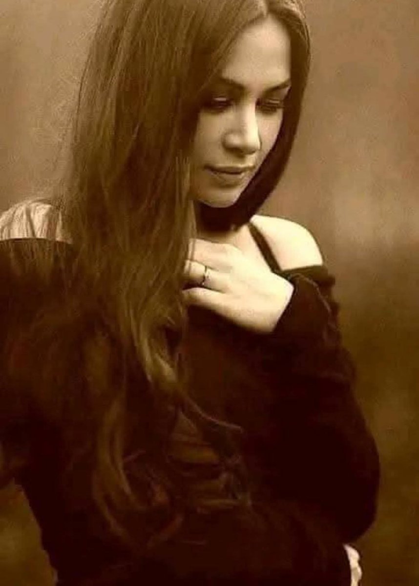 "İki insan birbirini gerçekten severse araya ne kadar zaman girerse girsin,kimlerle neler yaşarsa yaşasınlar,elbet birgün yeniden karşılaşırlar.
Ya birbirlerini af ederler, çok sevdiklerinden;ya da asla affedemezler,yine çok sevdiklerinden.,"🖤