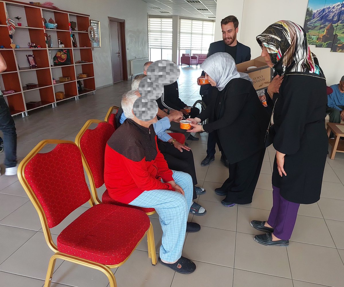 AK PARTİ TUŞBA İLÇE BAŞKANLIĞI (@vanaktusba) on Twitter photo 📍Edremit
Başkanımız Ümit Kanan Kadın kolları ve Gençlik kolları Başkanlarımız ile birlikte,
Muharrem ayı dolayısıyla, Huzur Evindeki vatandaşlarımızı ziyaret ederek, aşure ikramında bulundu.
<a href="/umitkanan72/">Ümit KANAN</a> <a href="/ArvasAbdulahat/">Abdulahat Arvas</a> <a href="/merdogan02/">Mehmet ERDOĞAN</a> <a href="/MustafaAlkayis/">Av. Mustafa Alkayış</a> <a href="/abuyukgumus/">Ahmet Büyükgümüş</a> <a href="/AK_PartiVan/">AK Parti Van</a> 📍Edremit
Başkanımız Ümit Kanan Kadın kolları ve Gençlik kolları Başkanlarımız ile birlikte,
Muharrem ayı dolayısıyla, Huzur Evindeki vatandaşlarımızı ziyaret ederek, aşure ikramında bulundu.
<a href="/umitkanan72/">Ümit KANAN</a> <a href="/ArvasAbdulahat/">Abdulahat Arvas</a> <a href="/merdogan02/">Mehmet ERDOĞAN</a> <a href="/MustafaAlkayis/">Av. Mustafa Alkayış</a> <a href="/abuyukgumus/">Ahmet Büyükgümüş</a> <a href="/AK_PartiVan/">AK Parti Van</a>