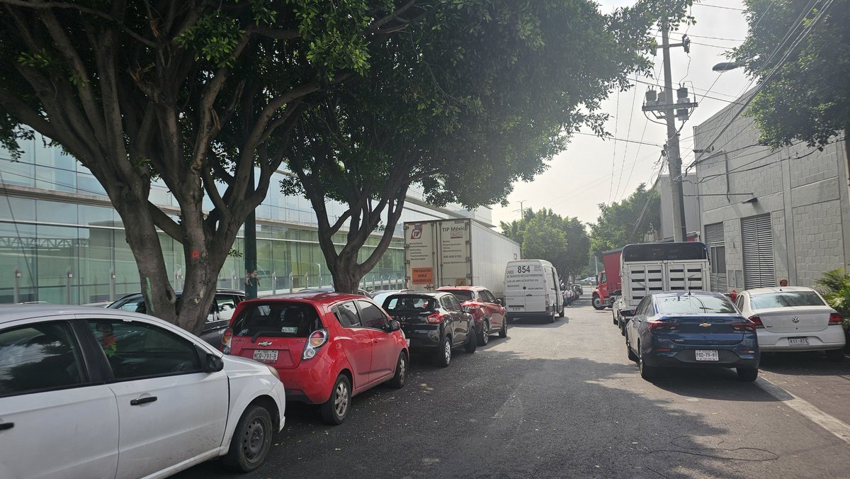 Buenos dias <a href="/UCS_GCDMX/">Unidad de Contacto del Secretario SSC CDMX</a> <a href="/locatel_mx/">@locatel_mx</a> <a href="/Alcaldia_Coy/">Alcaldía de Coyoacán</a>  <a href="/giogutierrezag/">Giovani Gutiérrez</a> <a href="/RedVialRC/">Red Vial</a> 
Todos los días está invadido de carros mal estacionados y proveedores de <a href="/WalmartMexico/">walmartmexico</a>
Junto a insurgentes,  entre Walmart Perisur y lo que era el INAI...
URGE liberar la calle...
