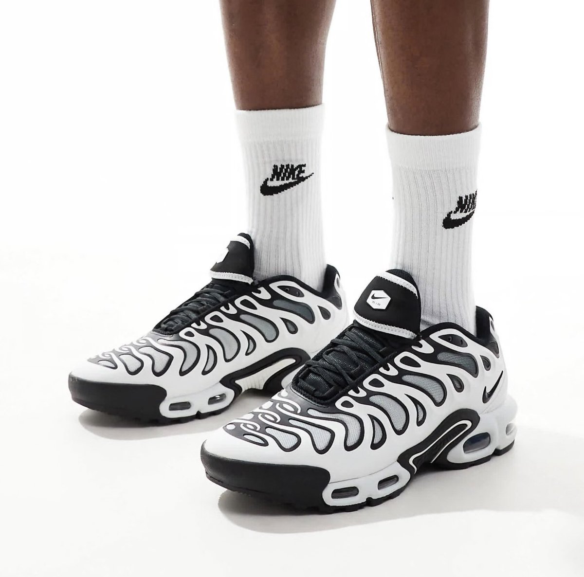 SNKR_TWITR tweet media
