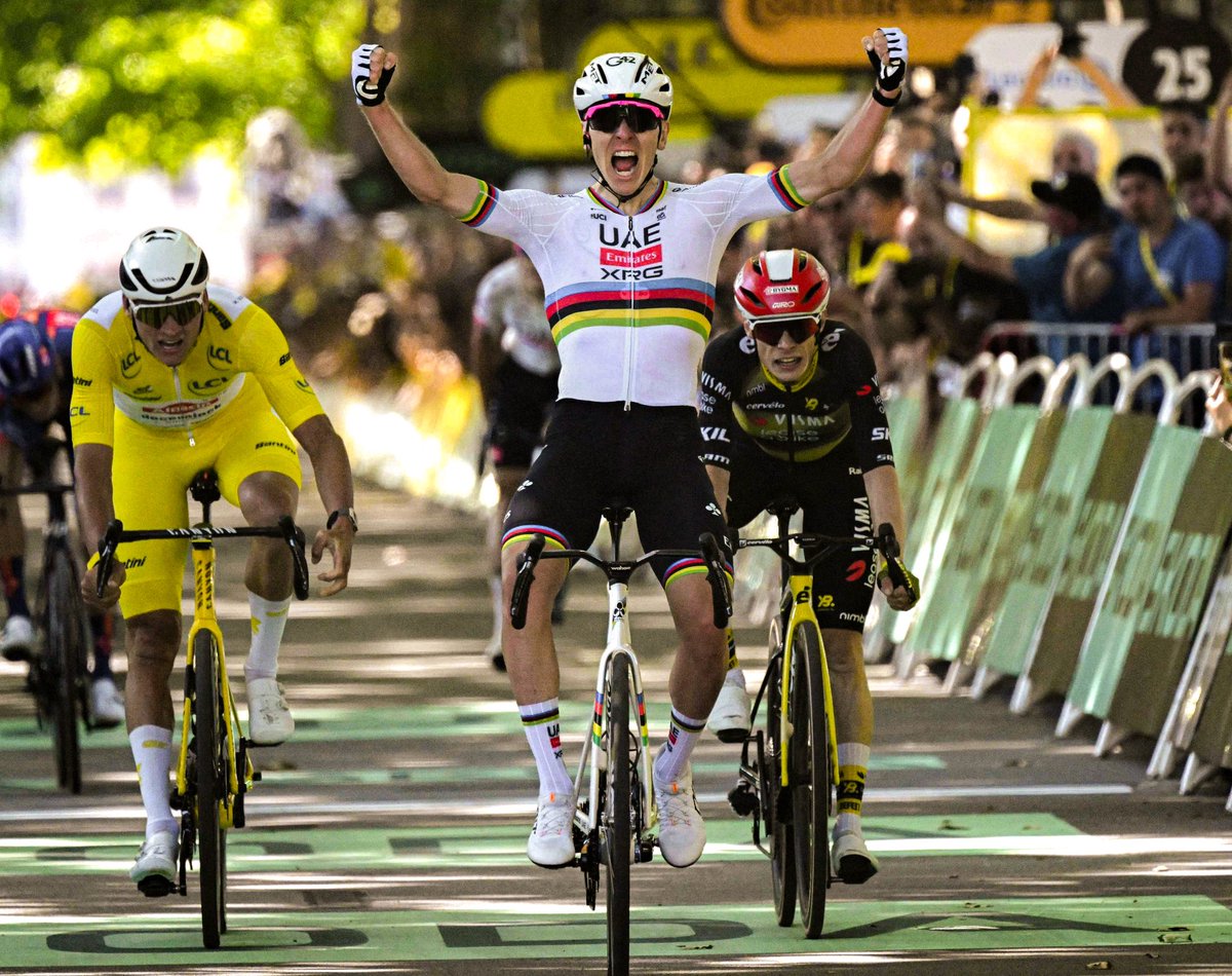 DansLaMusette's tweet image. Tu peux pas avoir plus belle photo : ta 100e victoire sur le Tour en ac-en-ciel, devant le maillot jaune qui t'a tiré la bourre tout le printemps et ton plus grand rival historique. #TDF2025