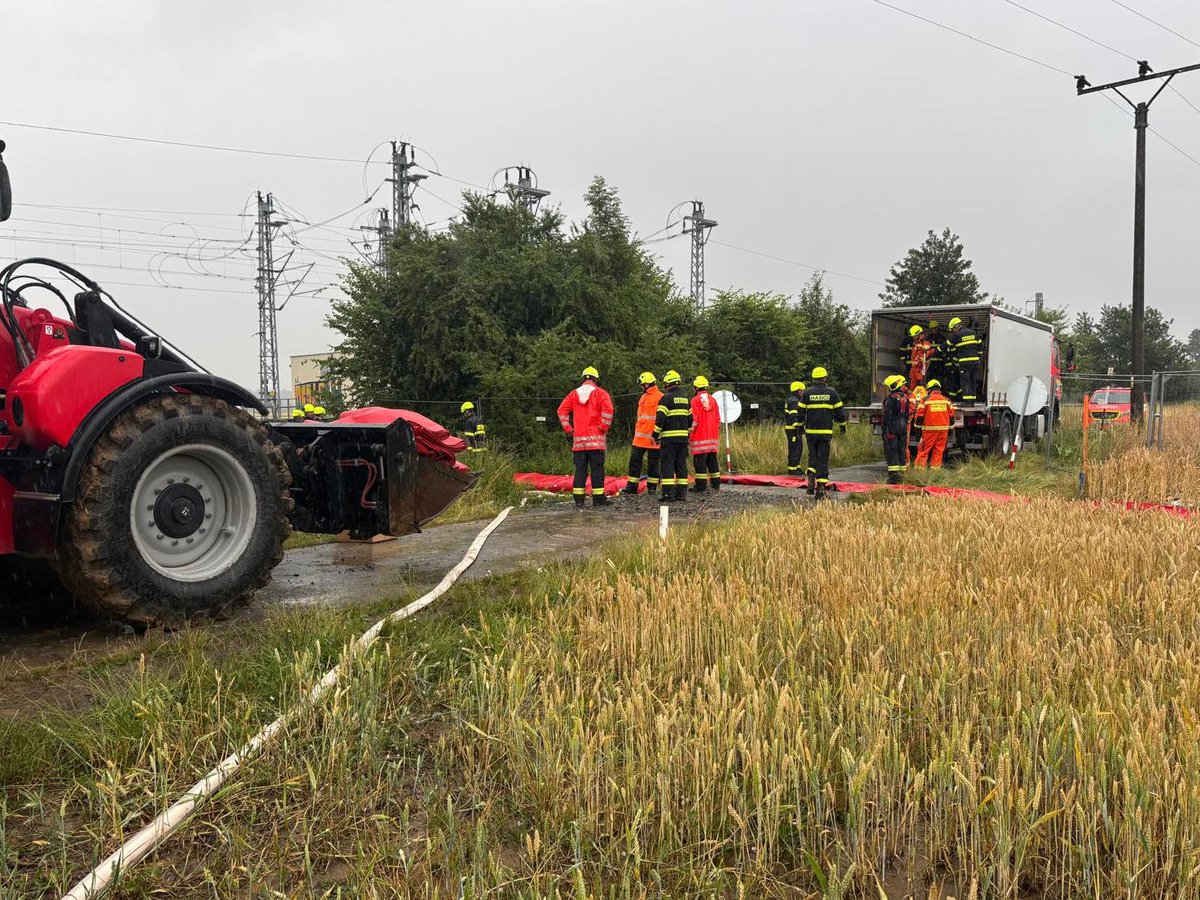 Právě jsme poslali protipovodňové stěny o délce 500 metrů do Hustopečí nad Bečvou. Měly by ochránit místo, kde v únoru havaroval vlak s benzenem, aby nedošlo k další kontaminaci. Instalaci stěn zajišťují hasiči.