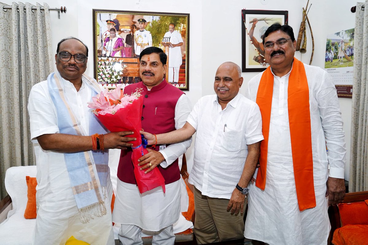 DrMohanYadav51's tweet photo. आज दिल्ली में केंद्रीय राज्य मंत्री माननीय श्री दुर्गादास उइके जी से शिष्टाचार भेंट की। इस अवसर पर @BJP4MP के प्रदेश अध्यक्ष श्री हेमंत खंडेलवाल जी भी उपस्थित रहे।

@DdUikey
@Hkhandelwal1964 https://t.co/vu93klpk4X