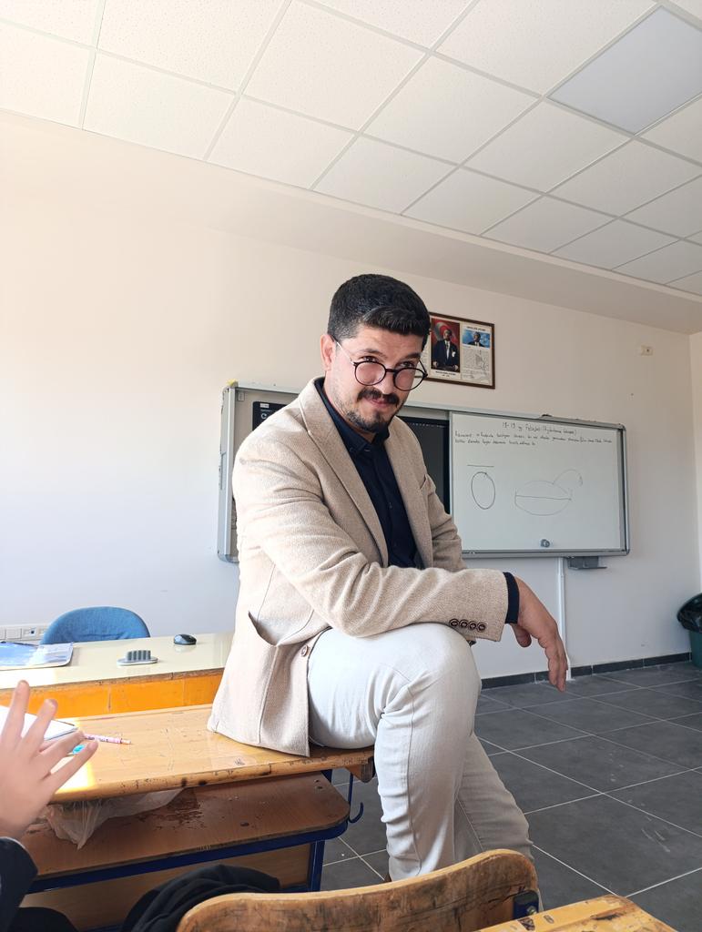 Türkiye'li değil Türk Öğretmenleriz
Özümüz Türk sözümüz Türk yetiştirdiğimiz Türk...
#türk