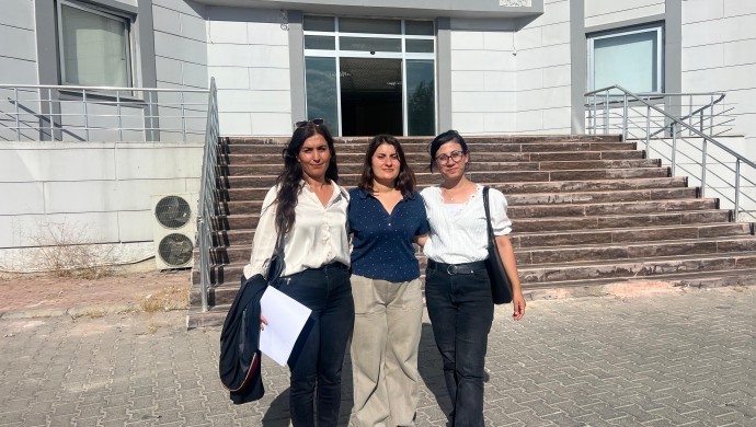 📌 Mezopotamya Ajansı (MA) muhabiri Ceylan Şahinli, Suruç Cumhuriyet Başsavcılığı'nın "Gösteri, yürüyüş ve toplantı kanununa muhalefet etmek" gerekçesiyle başlattığı soruşturma kapsamında ifade verdi. Gazeteci Ceylan Şahinli, haber takibi için bölgeye geldiğini söyledi.