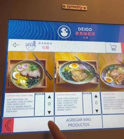 Nueve mil setecientos pesos MENSUALES a un chef de los restaurantes del oligarca Luisito Comunica. Cada plato de ramen cuesta $250 mxn, es decir, Luisito le paga un plato de ramen diario a sus trabajadores. INCREIBLE.