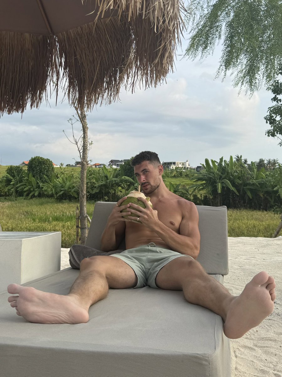 FindomBryan's tweet image. RT if you Imagined your head being squished in between these hands just like this coconut. 😏🥥