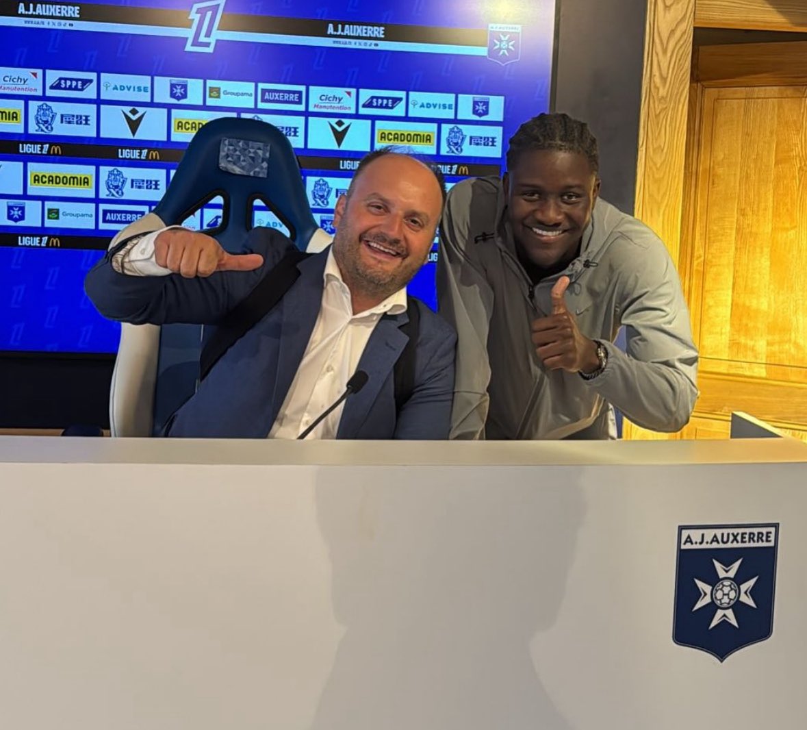 🚨💙🤍 Ibrahim Osman has just signed his contract as new Auxerre player from Brighton, as revealed earlier today.

Loan move with €16m buy option clause agreed with #BHAFC.