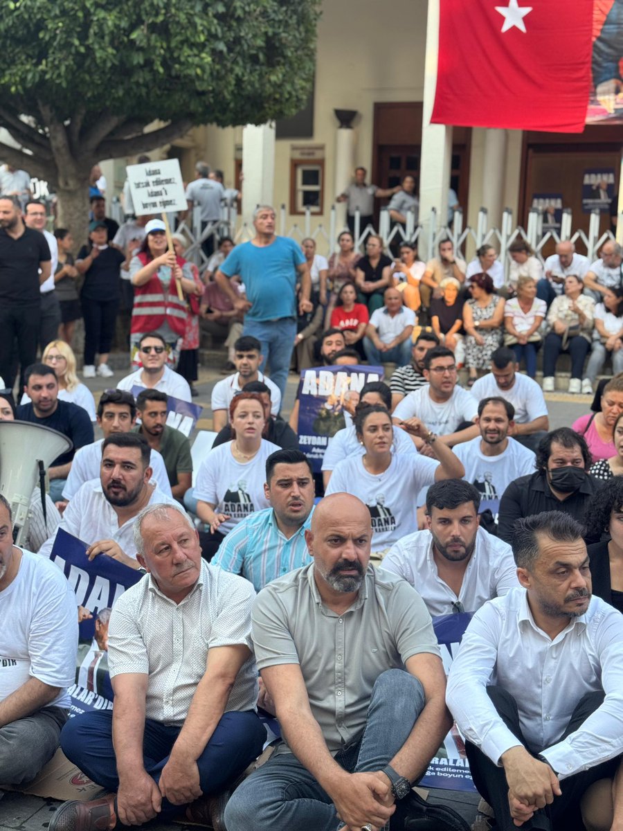 Adana Büyükşehir Belediye’mizin önünde oturma eylemimize başladık. 
#ZeydanKaralar yalnız değildir.
