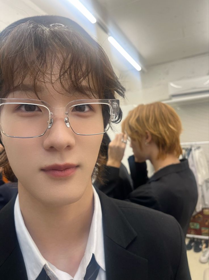 silvercontext's tweet image. Shota wearing glasses appreciation bcs I love him sm, a short thread 🧵👽🛸