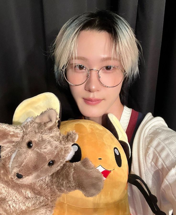 silvercontext's tweet image. Shota wearing glasses appreciation bcs I love him sm, a short thread 🧵👽🛸