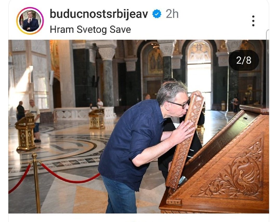 Pa i ateisti znaju da se vernici poklanjaju da celivaju ikonu, gmaz je podigao jer mu je tako lakše. 
Ovo nije sposobno NI ZA ŠTA.
NI ZA ŠTA‼️‼️‼️