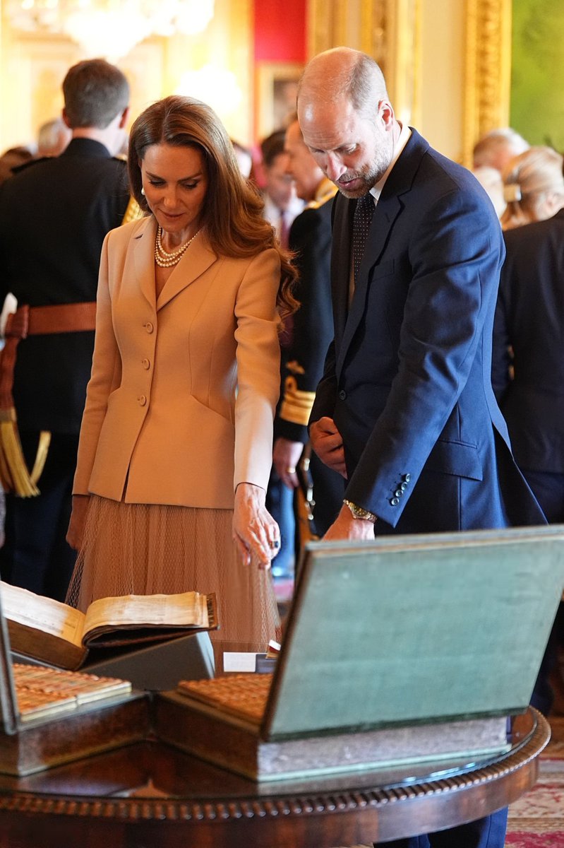 O Príncipe e a Princesa de Gales hoje durante a exibição de itens da Royal Collection na sala de desenho verde do Castelo de Windsor