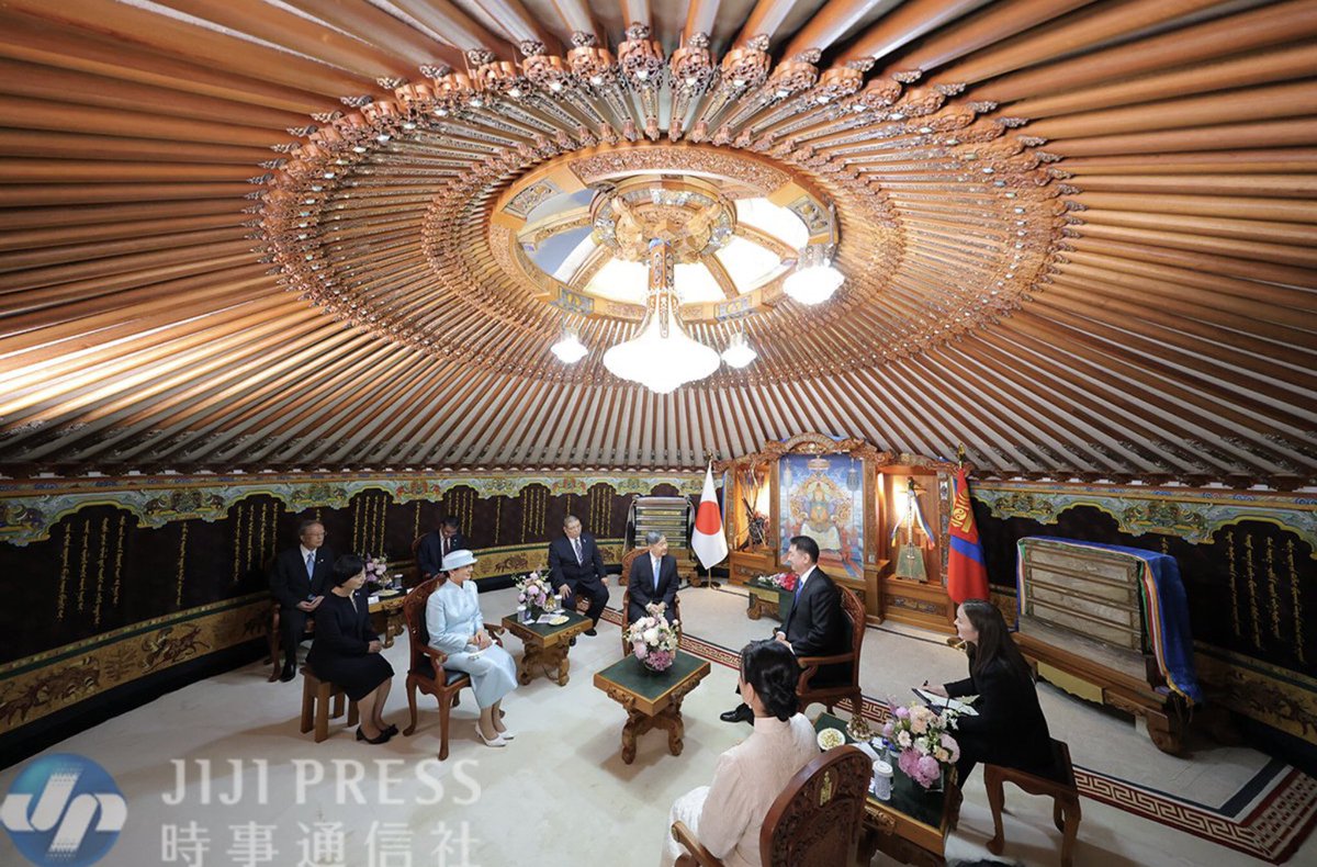 Японы эзэн Хаан Ерөнхийлөгч Хүрэлсүхтэй төрийн хүндэтгэлийн өргөөнд ярилцаж байх үеийг Японы сэтгүүлч ингэж буулгаж. Өмнө харж байгаагүй өнцөг бна🤩