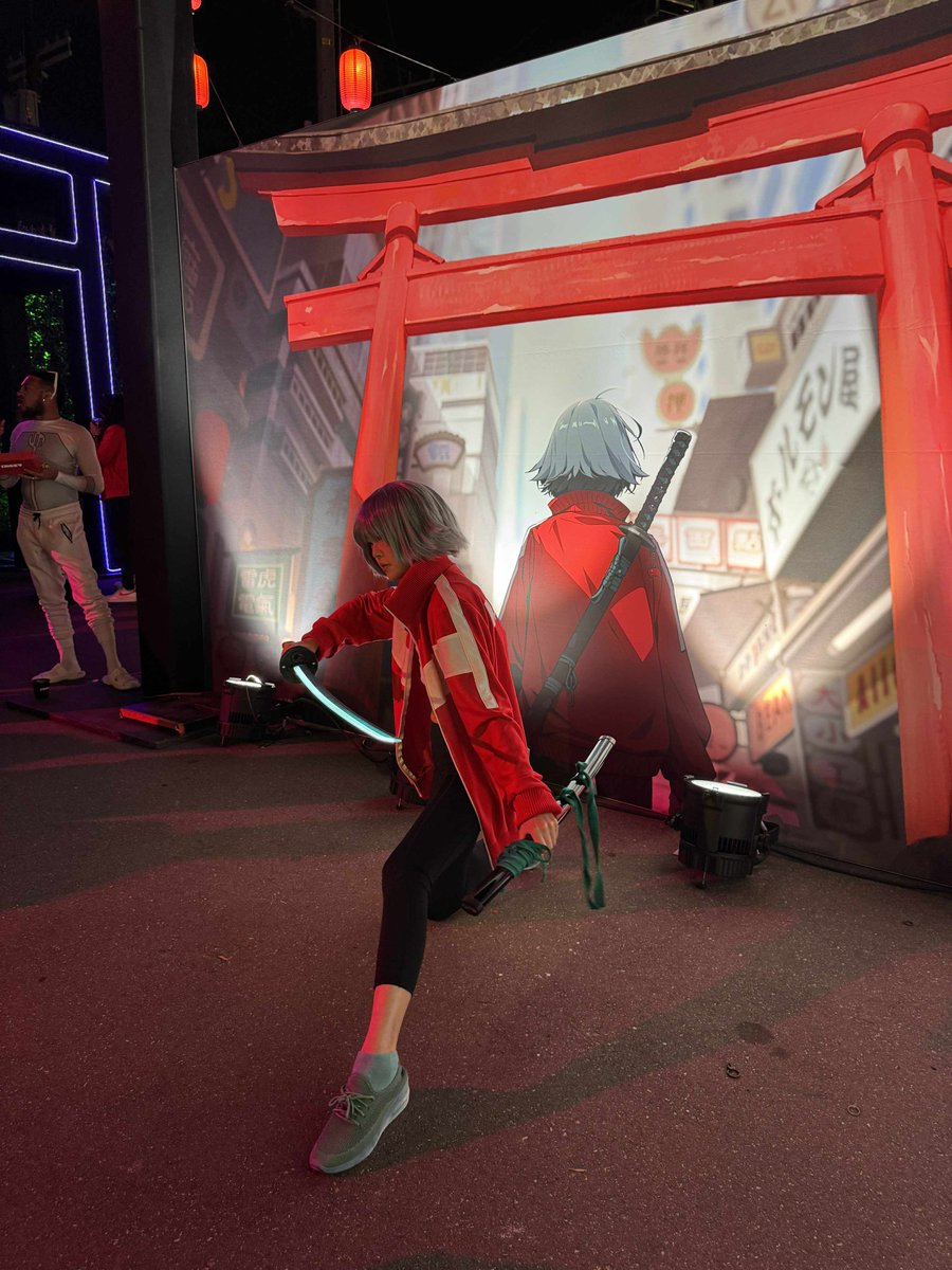 shinnabuns's tweet image. I accidentally left my sword and sandals at the hotel and they can't find it...so if anyone finds it I guess you have a light up sword and Miku now 😒