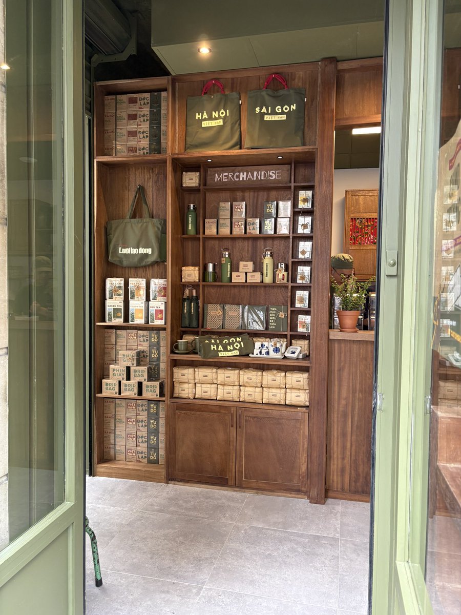 Les Tasters (@lestasters) on Twitter photo La célèbre chaîne de café vietnamien aux + de 100 établissements ouvre hors Asie, à Paris ! Cong et sa déco rétro va plaire :  cafés fantaisies ou plaisir pour tout public (pas les connaisseurs). Opéré par 1  partenaire Fr  instagram.com/p/DL0JWFcI2ZG/… La célèbre chaîne de café vietnamien aux + de 100 établissements ouvre hors Asie, à Paris ! Cong et sa déco rétro va plaire :  cafés fantaisies ou plaisir pour tout public (pas les connaisseurs). Opéré par 1  partenaire Fr  instagram.com/p/DL0JWFcI2ZG/…