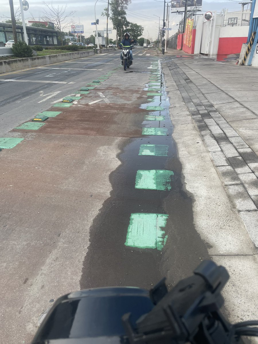Supercool1109's tweet photo. @JaliscoVial Buen día les presento a este joven q TODAS las mañana utiliza la ciclopista en sentido contrario para ir a sus labores,no hay día q no m aviente su moto para pasar. Les pido de favor hagan algo o se van a esperar a q m atropellen!Dirección: Periferico 6650, Miramar https://t.co/GKzx6rD2Qa