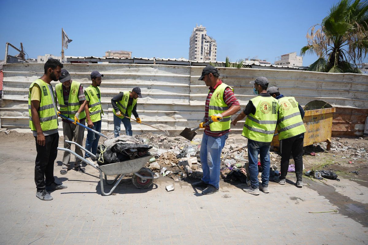 UNDPPalestinian's tweet image. This week, UNDP launched awareness sessions for displaced families in Gaza to promote safe solid waste practices and identify local collection points.
Part of broader waste management efforts, the sessions aim to reduce health risks and support safer, cleaner communities.