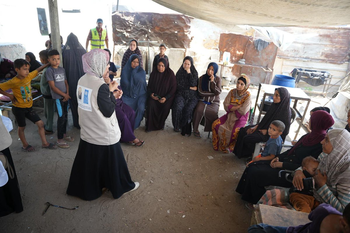 UNDPPalestinian's tweet image. This week, UNDP launched awareness sessions for displaced families in Gaza to promote safe solid waste practices and identify local collection points.
Part of broader waste management efforts, the sessions aim to reduce health risks and support safer, cleaner communities.