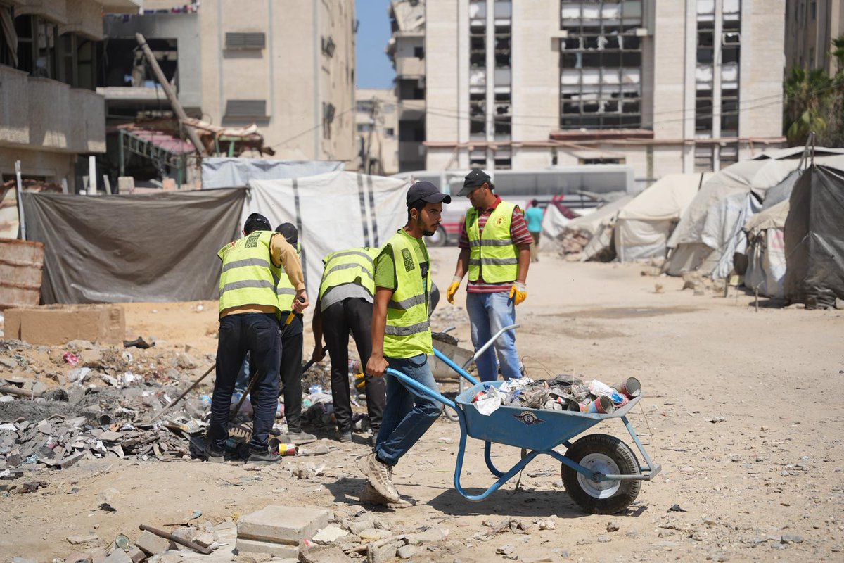 UNDPPalestinian's tweet image. This week, UNDP launched awareness sessions for displaced families in Gaza to promote safe solid waste practices and identify local collection points.
Part of broader waste management efforts, the sessions aim to reduce health risks and support safer, cleaner communities.