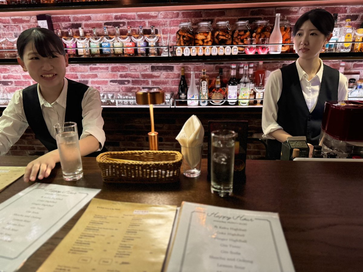 今天跟家人一起去吃飯看到兩位可愛的櫻花妹味道還不錯😆 #織雪在不在