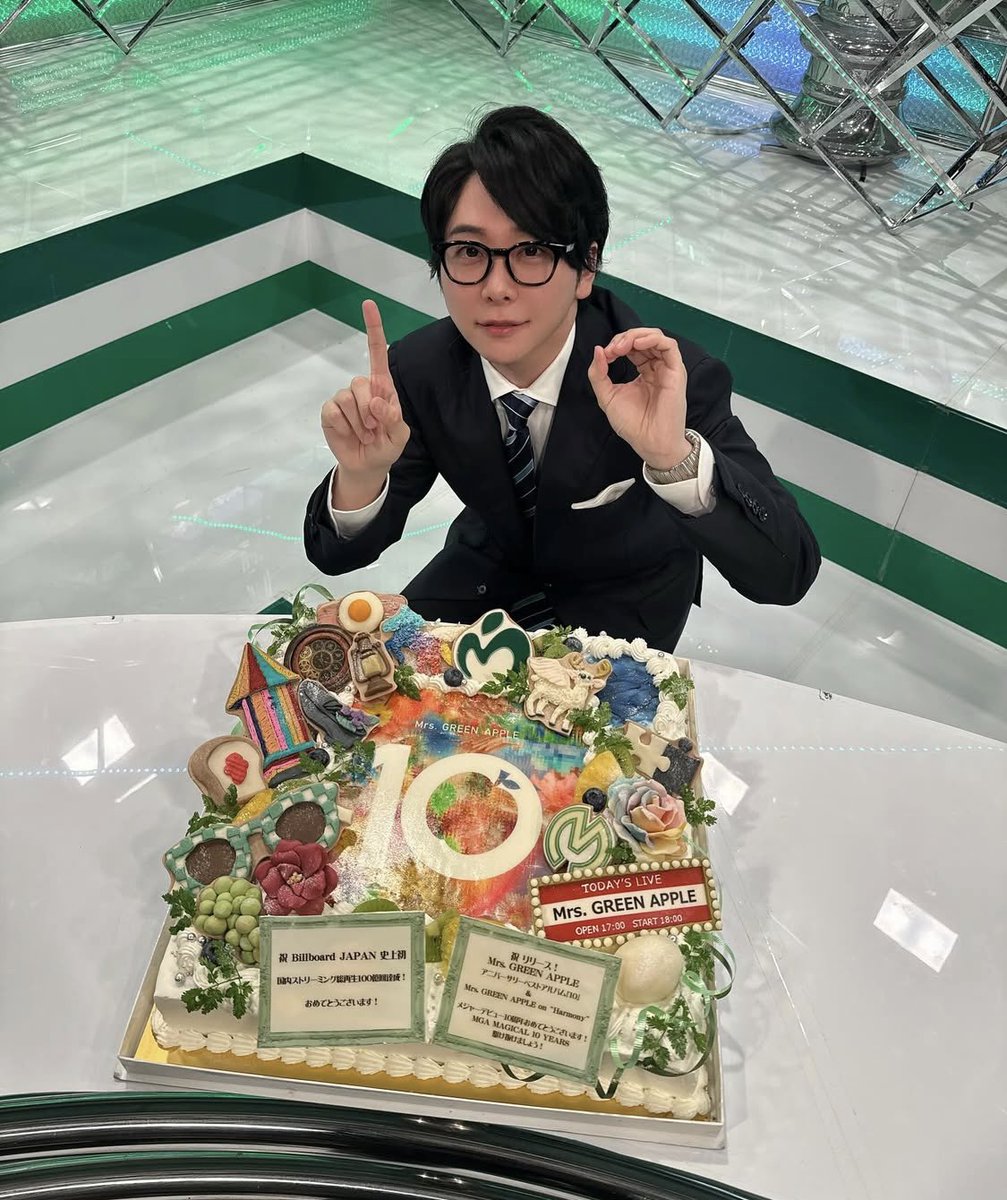 10年前と同じように⟡.· ケーキでお祝い🎂✨️ 何だか日本中がお祝いし