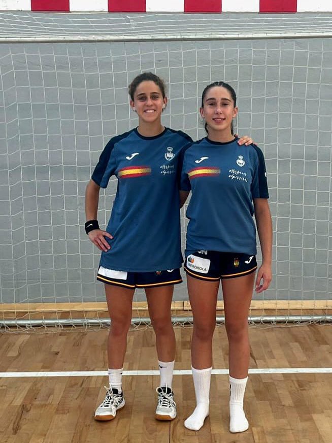 Alba i Blanca en la concentración de la <a href="/RFEBalonmano/">RFEBalonmano</a> 👏👏

💙❤️
#ADNHandbol