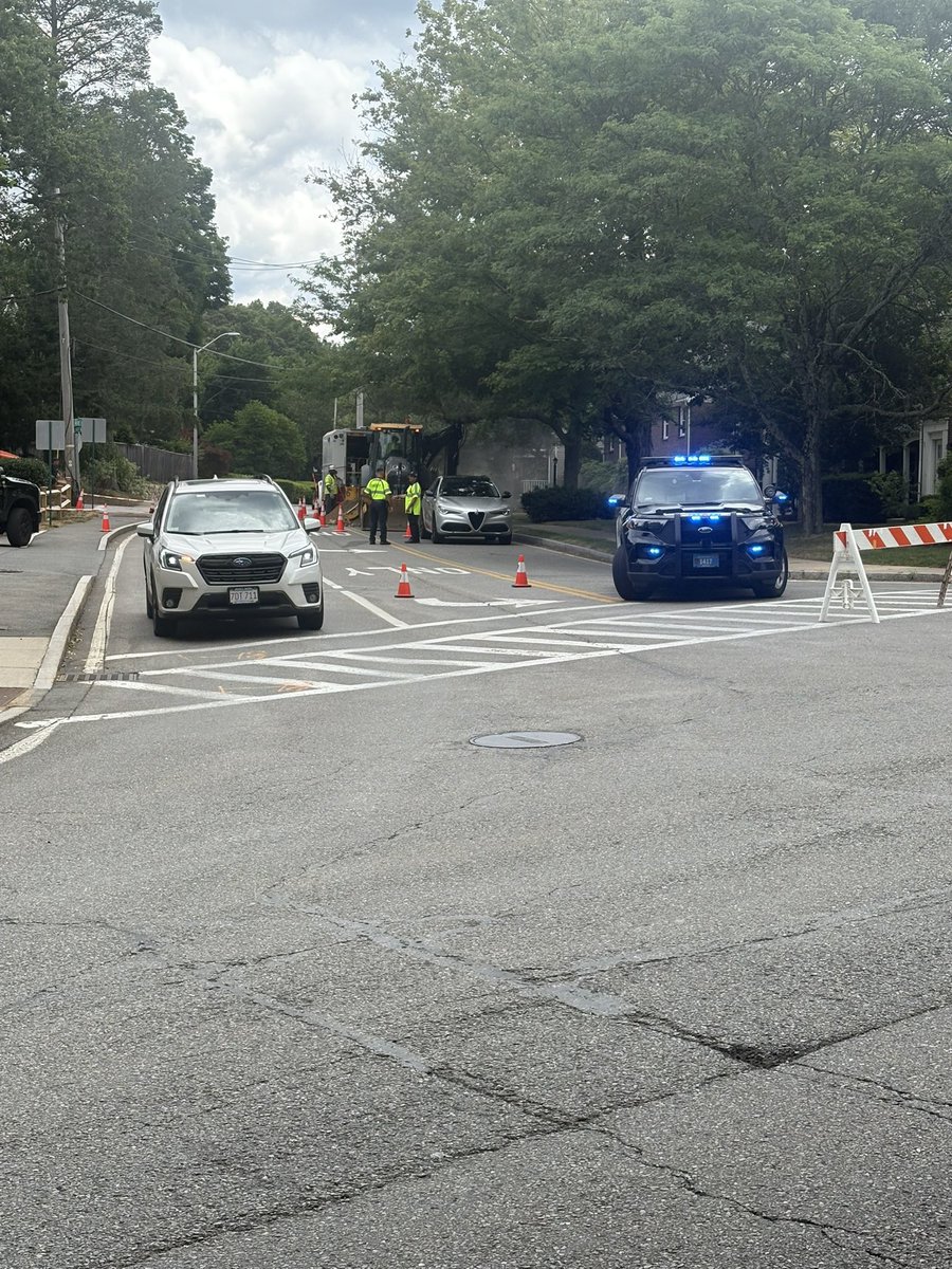WellesleyPolice's tweet image. TRAFFIC ALERT: National Grid is conducting emergency repair work on Linden St. near Weston Rd. Traffic is limited to westbound only on Linden St. between Crest Rd. and Weston Rd. Detours are in place, and officers are on scene to assist traffic.