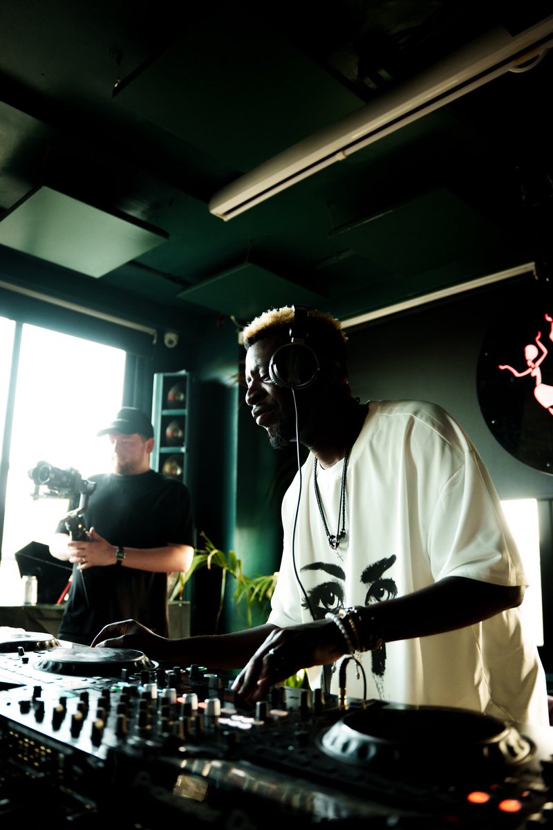 drfeel_'s tweet image. Still buzzing from my debut at the Sondela Summer Rooftop Party in London  🇬🇧🫶🏿❤️
What a moment of dance and song  we had.  A special thank you to the Sondela Team for the invite 🙏🏿
📸 Cebo Captures