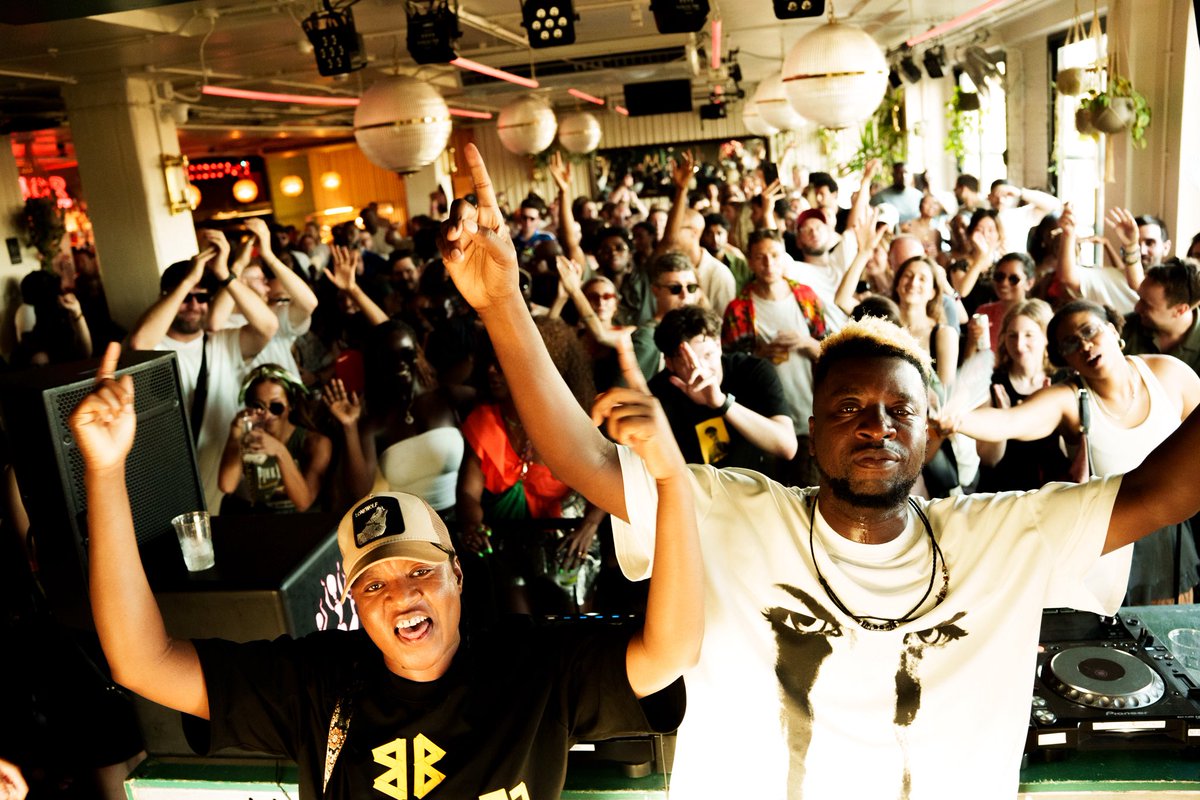 drfeel_'s tweet image. Still buzzing from my debut at the Sondela Summer Rooftop Party in London  🇬🇧🫶🏿❤️
What a moment of dance and song  we had.  A special thank you to the Sondela Team for the invite 🙏🏿
📸 Cebo Captures