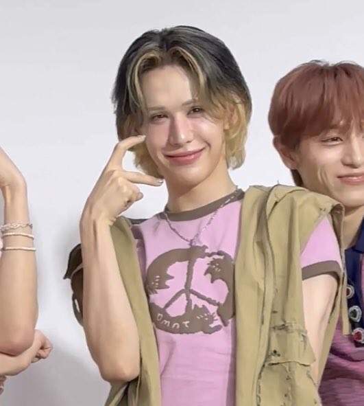 center face blush is soooo pretty on her this is making me me crazy