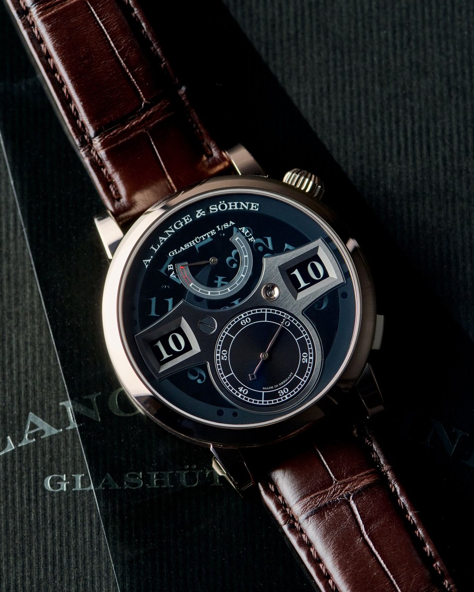 EuropeanWatchCo's tweet image. ⚡ This is what happens when German precision meets Teutonic innovation.

Introducing the A. Lange &amp;amp; Söhne Zeitwerk Honey Gold “Lumen” - a watch that blends serious mechanics with serious mystique.

What makes it so special?

🔸 Honey Gold - Lange’s proprietary alloy is harder…