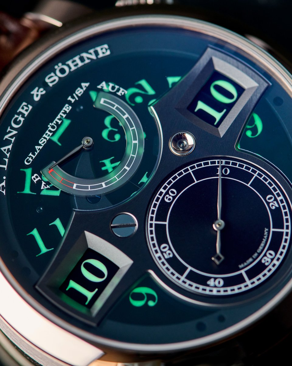 EuropeanWatchCo's tweet image. ⚡ This is what happens when German precision meets Teutonic innovation.

Introducing the A. Lange &amp;amp; Söhne Zeitwerk Honey Gold “Lumen” - a watch that blends serious mechanics with serious mystique.

What makes it so special?

🔸 Honey Gold - Lange’s proprietary alloy is harder…