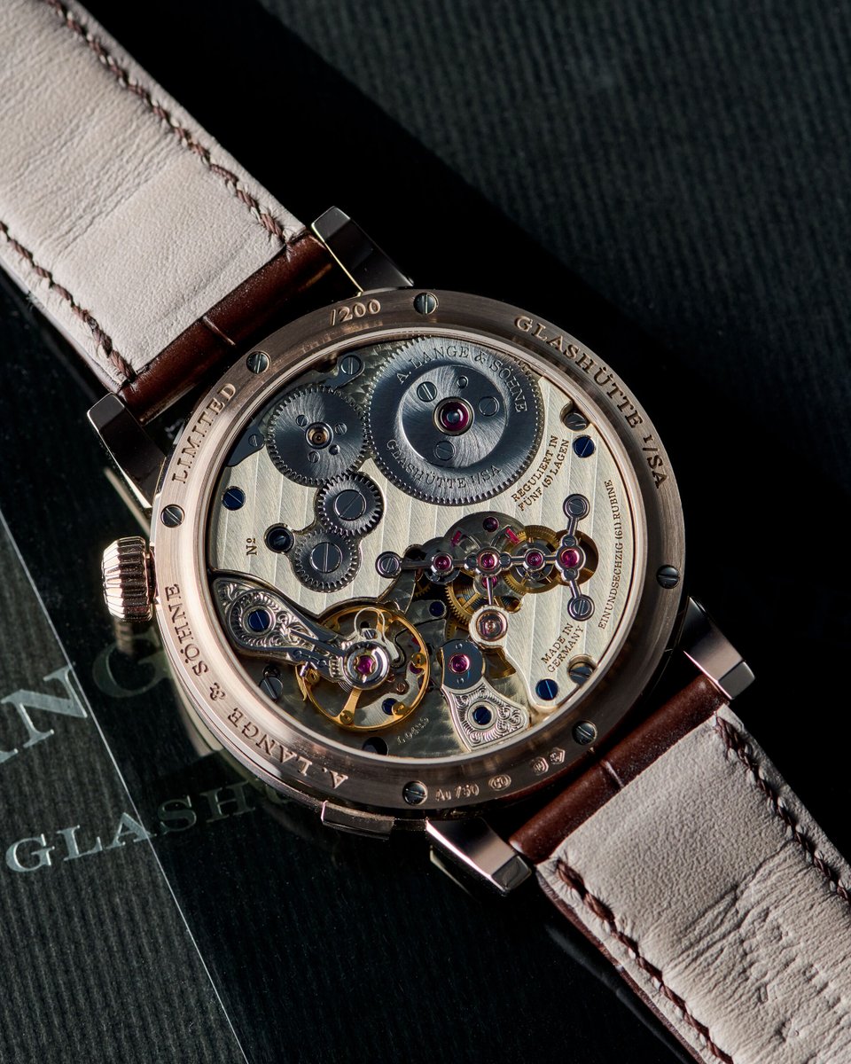 EuropeanWatchCo's tweet image. ⚡ This is what happens when German precision meets Teutonic innovation.

Introducing the A. Lange &amp;amp; Söhne Zeitwerk Honey Gold “Lumen” - a watch that blends serious mechanics with serious mystique.

What makes it so special?

🔸 Honey Gold - Lange’s proprietary alloy is harder…