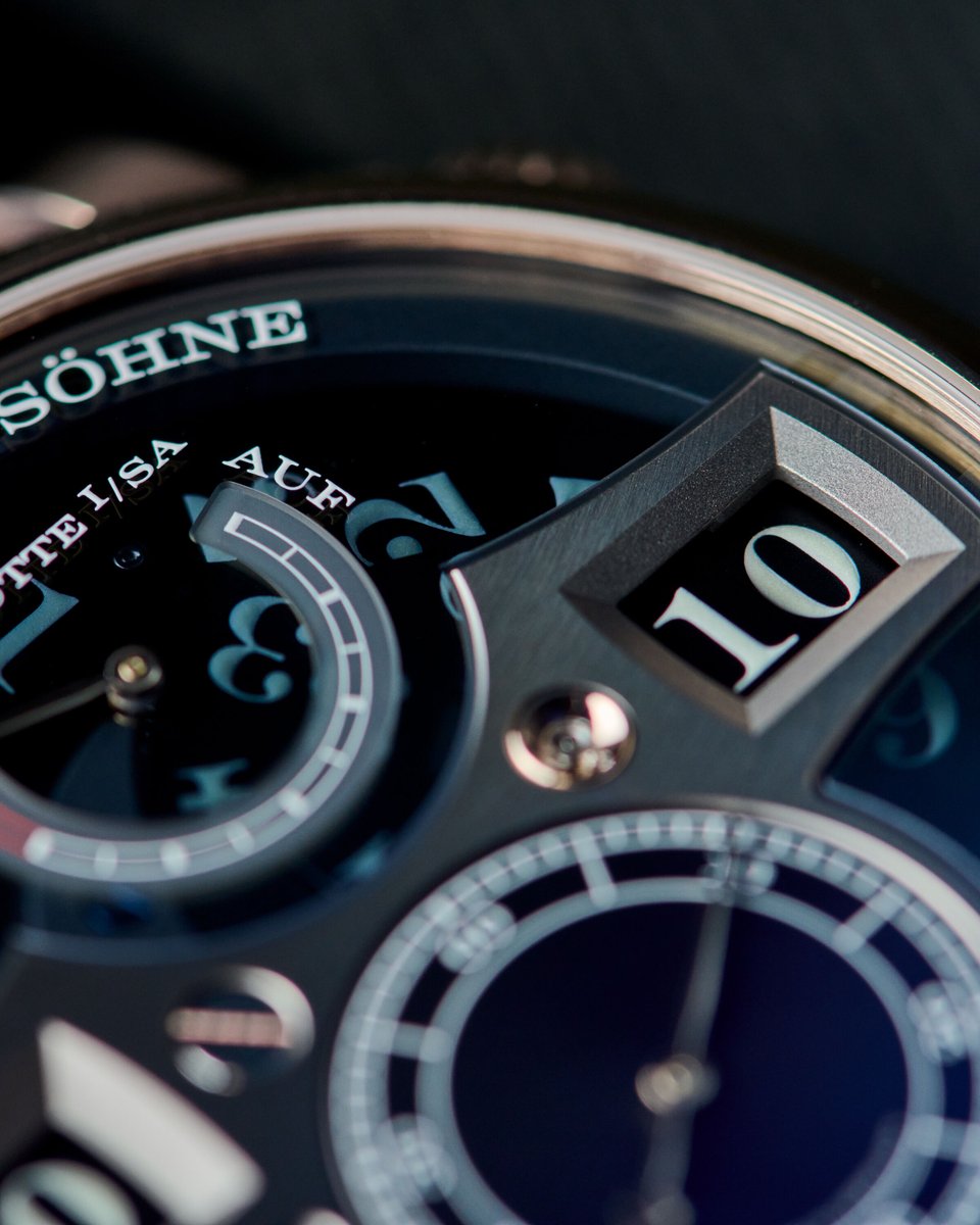 EuropeanWatchCo's tweet image. ⚡ This is what happens when German precision meets Teutonic innovation.

Introducing the A. Lange &amp;amp; Söhne Zeitwerk Honey Gold “Lumen” - a watch that blends serious mechanics with serious mystique.

What makes it so special?

🔸 Honey Gold - Lange’s proprietary alloy is harder…