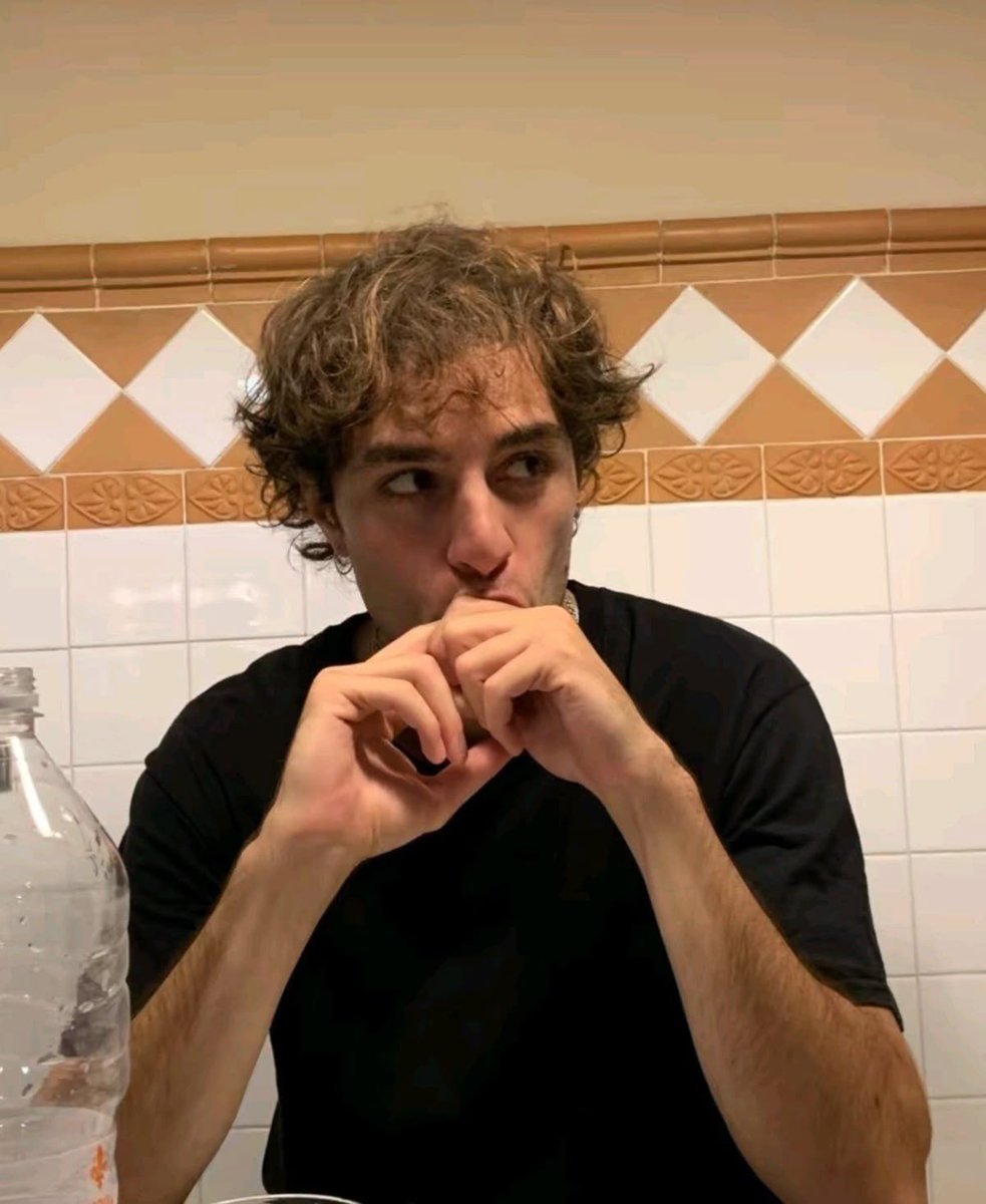 simoobale's tweet photo. indovinate chi ha il fidanzato più bello di tutti? https://t.co/9JFayBQPEK