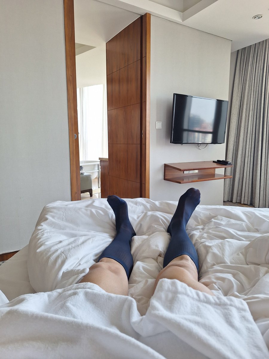 thereasons7's tweet photo. 上海肌肉正装丝袜 https://t.co/C7cFxbYUzP