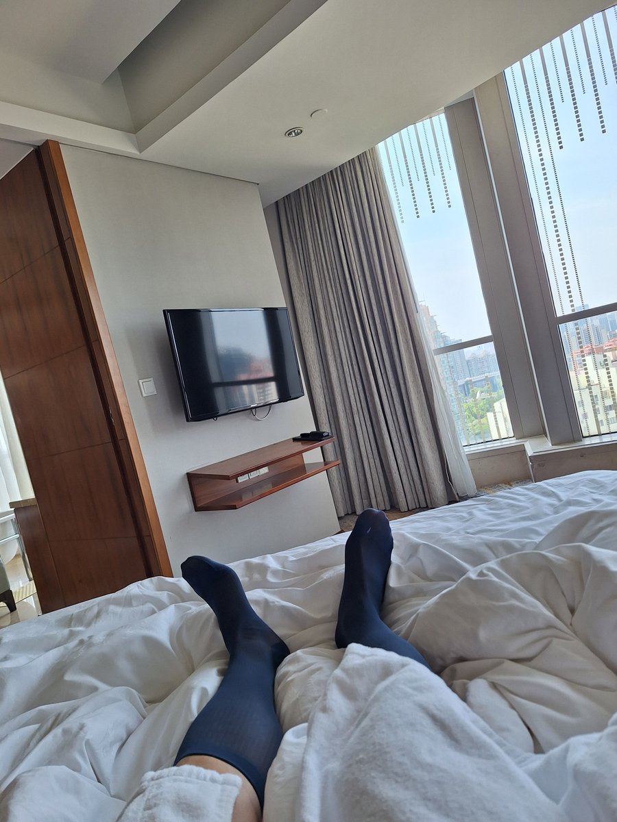 thereasons7's tweet photo. 上海肌肉正装丝袜 https://t.co/C7cFxbYUzP