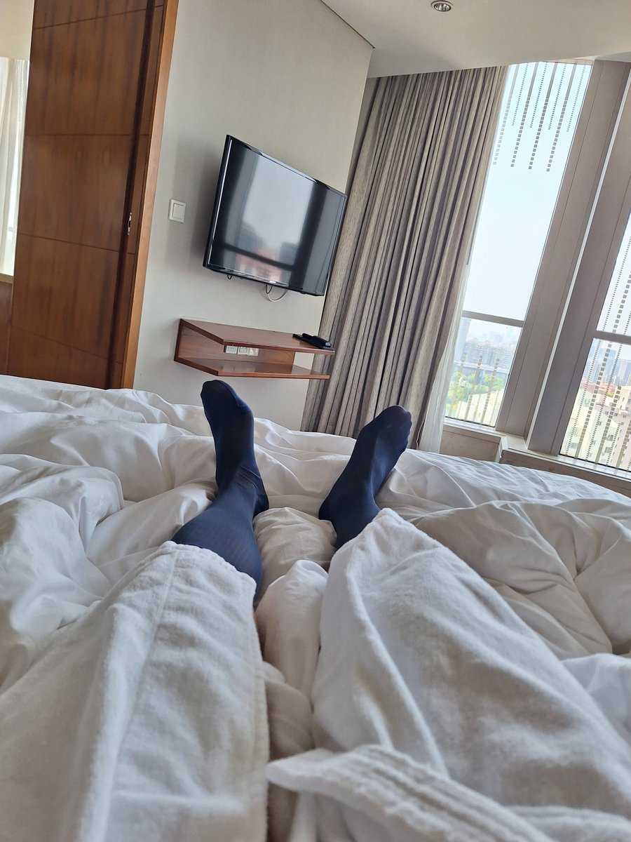 thereasons7's tweet photo. 上海肌肉正装丝袜 https://t.co/C7cFxbYUzP