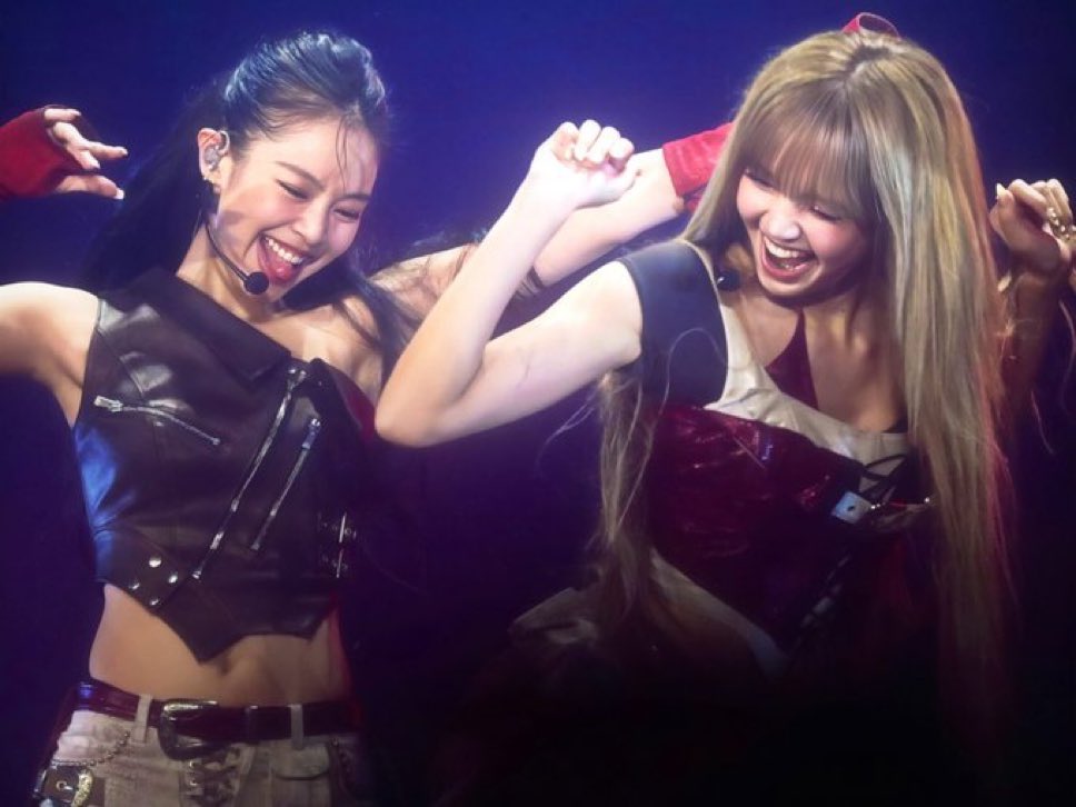 2716Jnlisa's tweet photo. the way this picture is purely poetic, Lisa with her fairy tattoo and her fairy in one photo 😭 https://t.co/JwKurFarYd