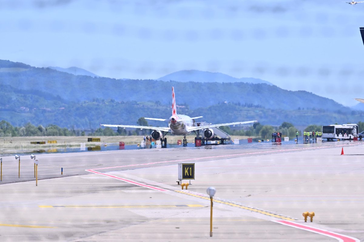 tempoweb's tweet photo. Corre verso il motore di un aereo e perda la vita, cosa sappiamo #OrioalSerio #ilgiallo
https://t.co/8z93TwtsrZ https://t.co/5PzCegwjKQ