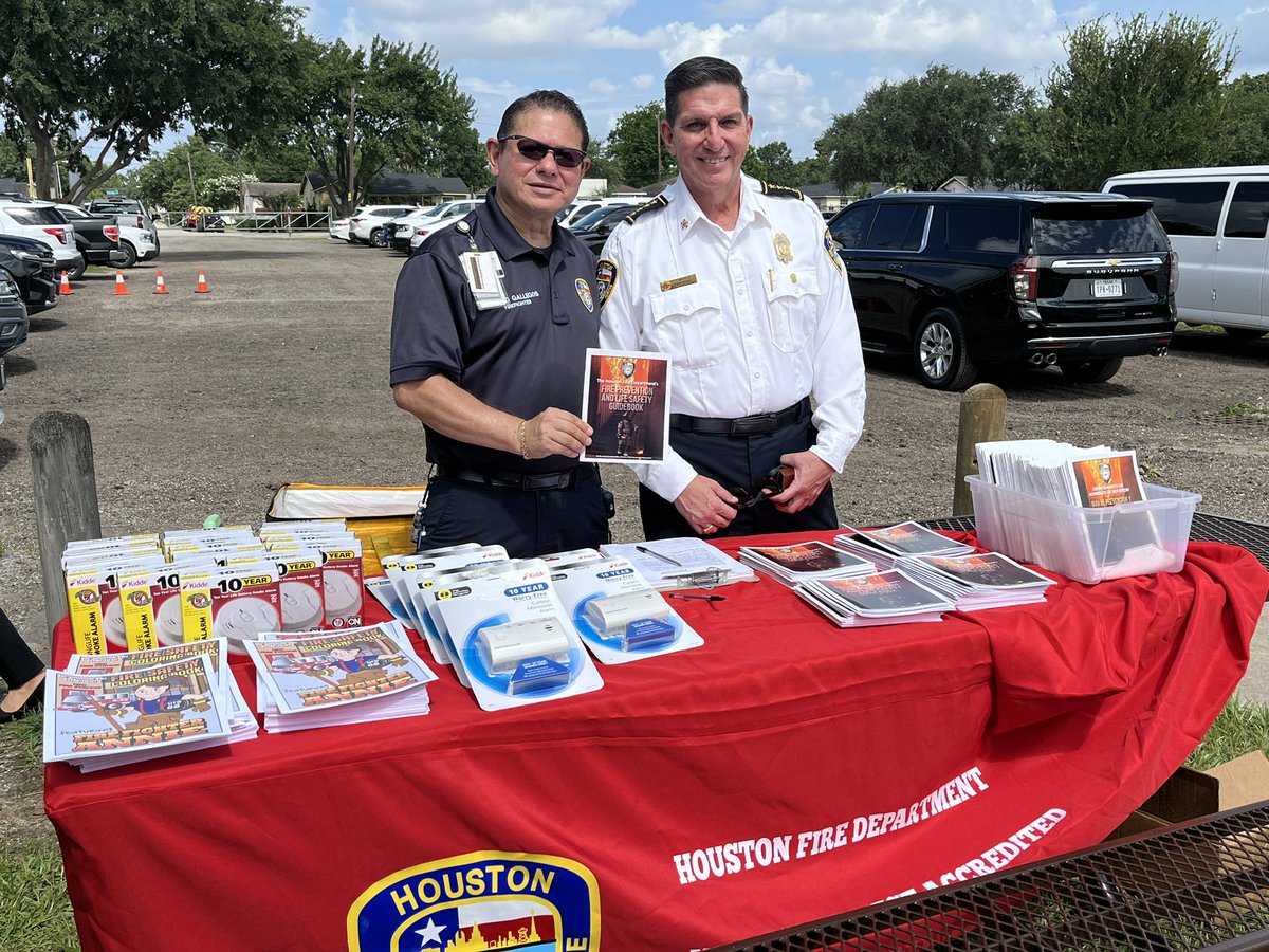 HFDChiefMunoz's tweet image. While attending the groundbreaking for Selena Quintanilla-Perez Park, I ran into the crew from Engine 41, who were responding at the park for a heat-related illness.
Thanks to our crews in the field, and please everyone stay safe in this summer weather.