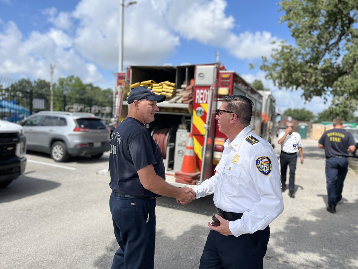 HFDChiefMunoz's tweet image. While attending the groundbreaking for Selena Quintanilla-Perez Park, I ran into the crew from Engine 41, who were responding at the park for a heat-related illness.
Thanks to our crews in the field, and please everyone stay safe in this summer weather.