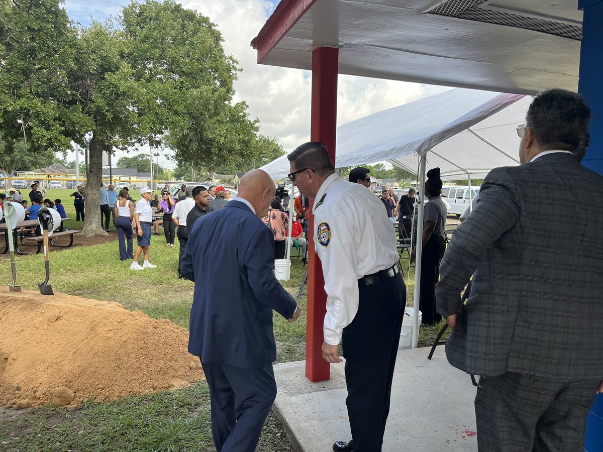 HFDChiefMunoz's tweet image. While attending the groundbreaking for Selena Quintanilla-Perez Park, I ran into the crew from Engine 41, who were responding at the park for a heat-related illness.
Thanks to our crews in the field, and please everyone stay safe in this summer weather.