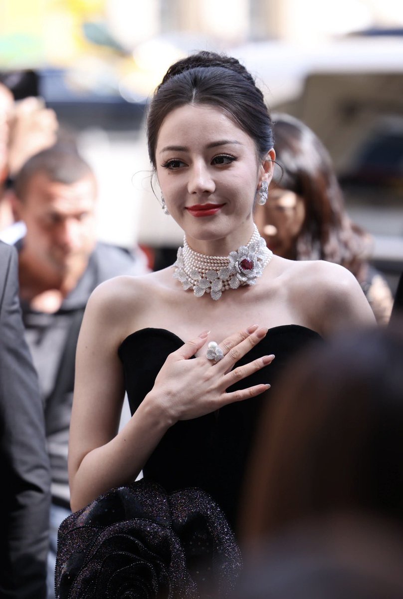 นี่แหละๆๆๆ ถูกต้องๆ✅ ตรงตามคอนเซ็ป สวยสง่า สมกับเป็น GBA MIKIMOTO ชุดคือยกช่อดอกกุหลาบอันใหญ่เบิ้มมาเลยค่า😌🔥

DILRABA LES PETALES PARIS #DilrabaXMIKIMOTO