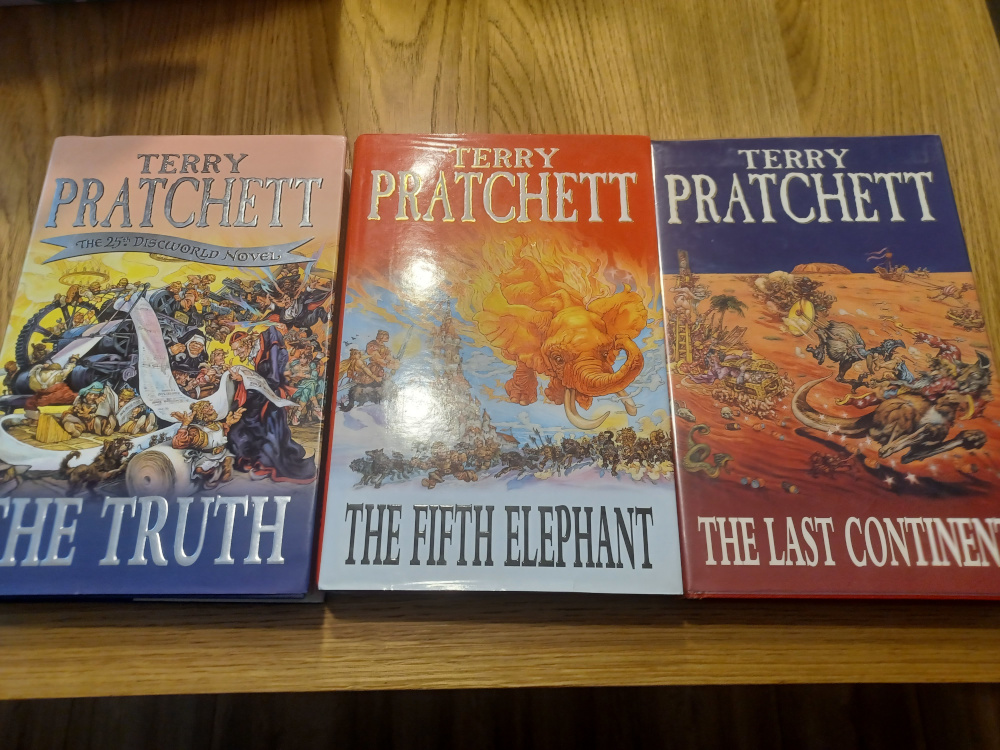 lavietidhar's tweet image. It's book sale time! Unearthed a whole load of Terry Pratchett first editions, all remarkably well preserved and all inscribed to me - looking for a good home! lavietidhar.wordpress.com/2025/07/08/boo…