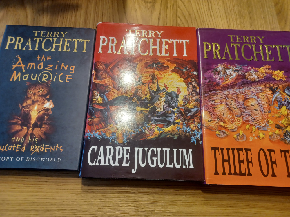 lavietidhar's tweet image. It's book sale time! Unearthed a whole load of Terry Pratchett first editions, all remarkably well preserved and all inscribed to me - looking for a good home! lavietidhar.wordpress.com/2025/07/08/boo…