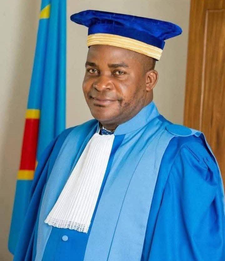 #RDC | Élection surprise à la Cour constitutionnelle : le président sortant Kamuleta supervise lui-même sa réélection, sans convocation ni transparence. Une dérive grave pour l’État de droit. Silence troublant de Félix Tshisekedi. Le pays est vraiment mort...