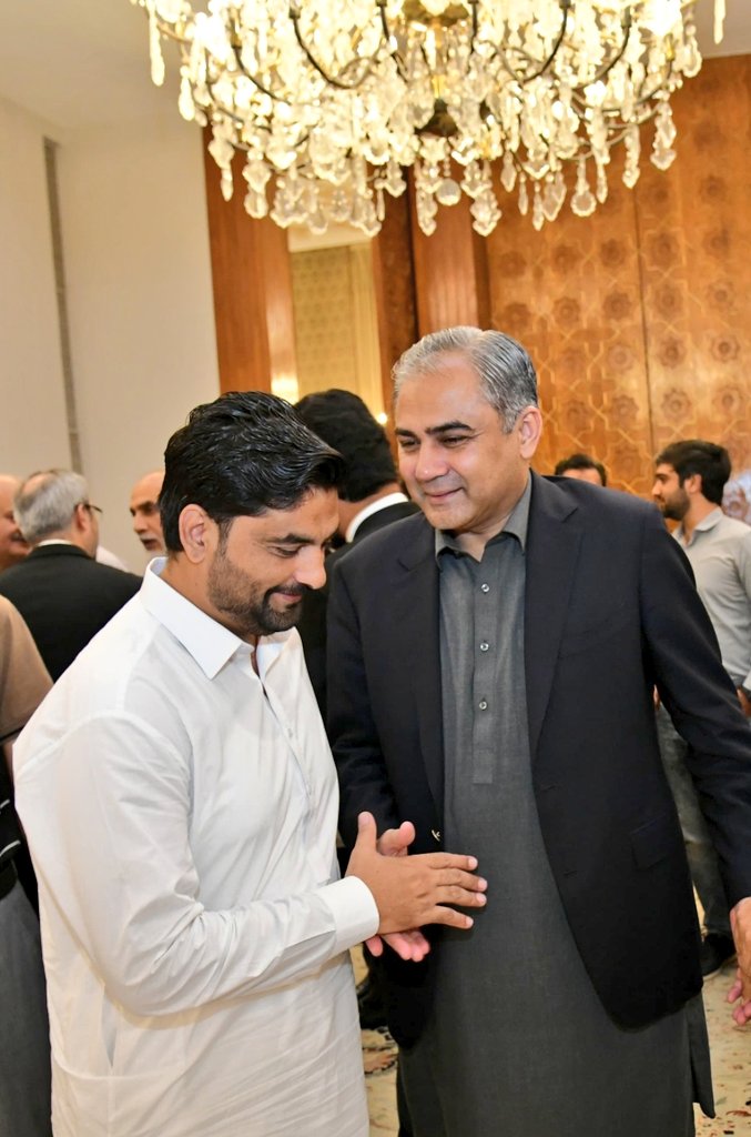 awaiskiyani24's tweet photo. صدر زرداری سے جب پوچھا کہ آپ تو ایوان صدر میں اسلام آباد کے چیف جسٹس کی حلف برداری کی تقریب کر رہے ہیں اور شہر میں آپ کے حوالے سے افواہوں کا طوفان ہے تو انہوں نے معنی خیز قہقہ لگاتے ہوئے کندھا تھپتھپایا اور چل دیے۔۔۔ان کی یہ مسکراہٹ تمام افواہوں کا بہترین جواب تھا۔۔۔ https://t.co/DmfI9SQCuI