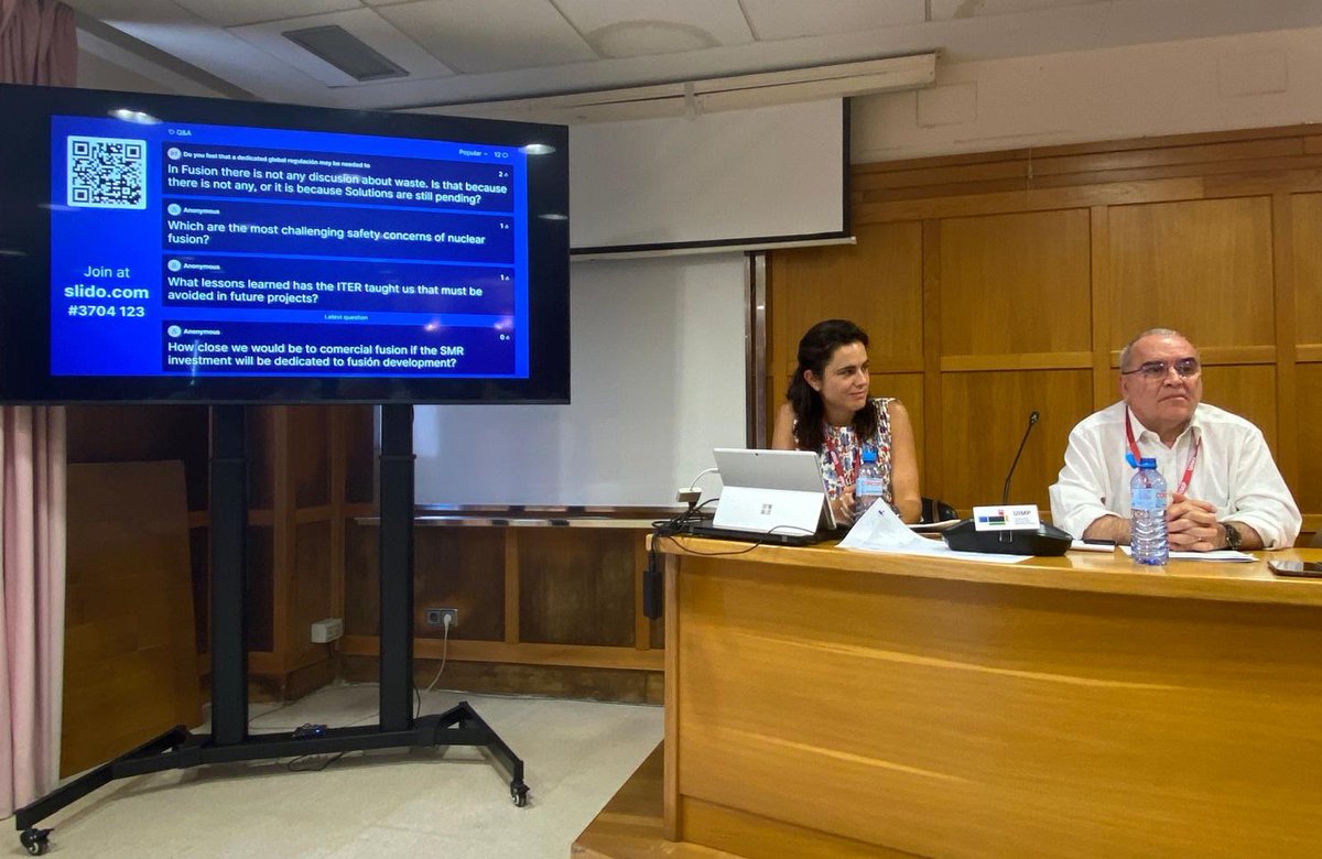 🔵 El consejero del #CSN, Francisco Castejón, ha participado hoy en una mesa redonda del curso de la <a href="/UIMP/">UIMP</a> titulado "Transforming Energy: Modular Advanced Reactors and the Road to Nuclear Fusion", aportando la visión reguladora ante los retos de la nueva generación nuclear. 📸👇